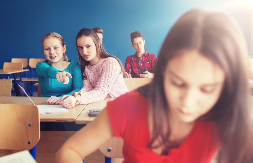 Kislányok csúfolják az osztálytársukat zaklatás 