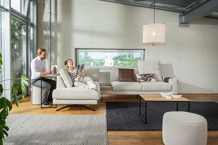 home office kis lakásban férfi