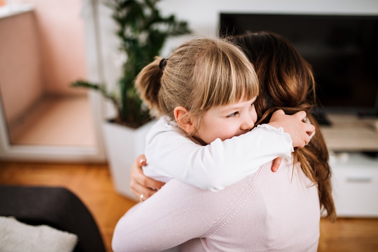 Kislány megöleli az anyukáját