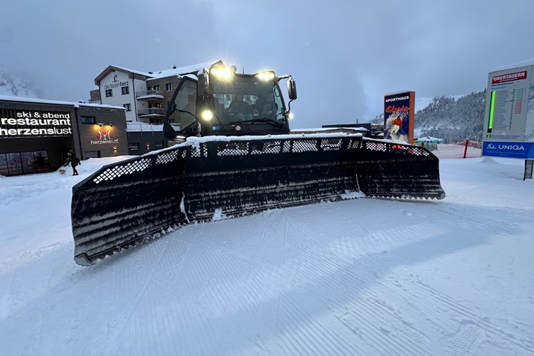 A ratrak hét méter szélesen takarítja a pályát