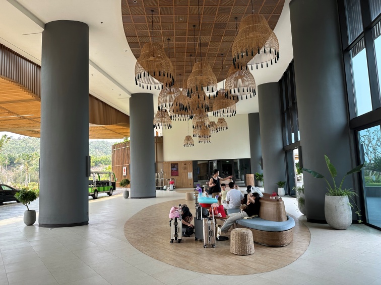 Az Angsana Quan Lan hotel bejárata