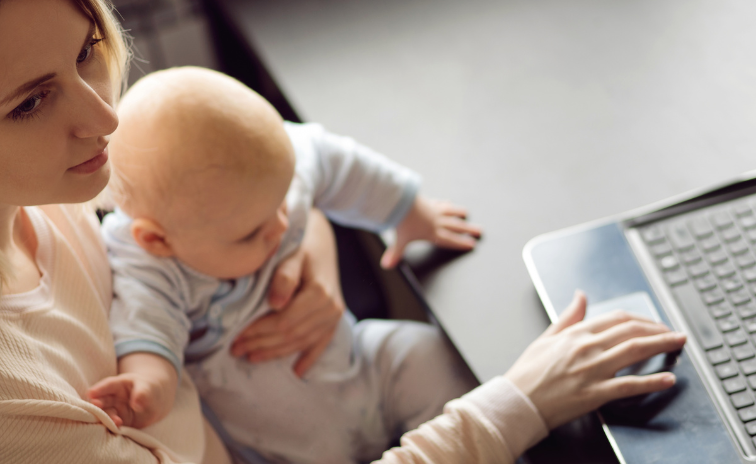 anyuka,baba,gyerek,laptop