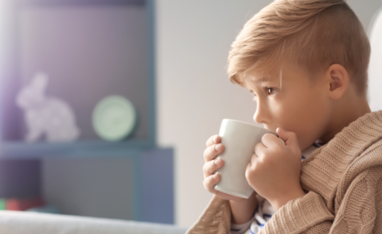 Enyhébb megfázásnál a legegyszerűbb, természetes praktikák is csodát tehetnek kisfiú,iszik,tea,megfázás,takaró