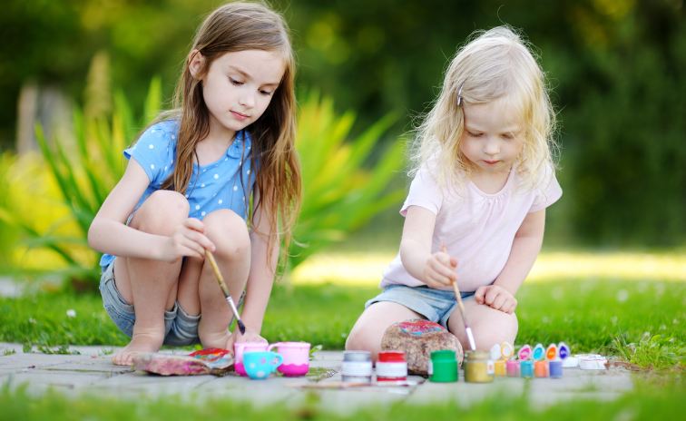 gyerekek udvaron játék kézműveskedés nyáron festés kavicsfestés