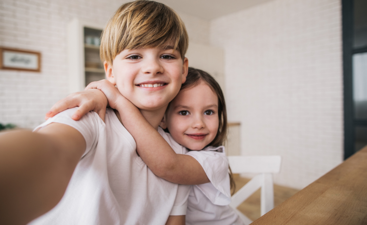 korkülönbség gyerekek testvérek szeretet kisfiú kislány