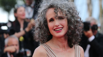 Istennőként vonult a kifutón Andie MacDowell: a 64 éves színésznő mindenkit elvarázsolt a párizsi divathéten – fotó 