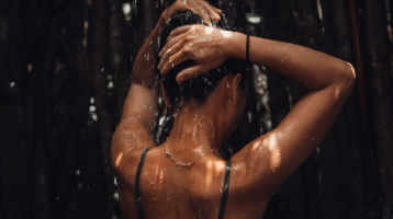 Vallottak a szakértők: elárulták, mennyi a „normális” mennyiségű haj, amely zuhanyzás közben kihullhat
