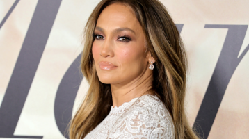 Jennifer Lopez bemutatta azt a kontúrozási technikát, ami éveket fiatalíthat az arcodon