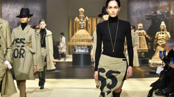 Elhunyt divattervező előtt tiszteleg a Dior új kollekciója