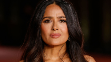 Mi ezt nem oda szoktuk kenni! Furcsa, mit használ az ősz hajszálak eltüntetésére Salma Hayek 