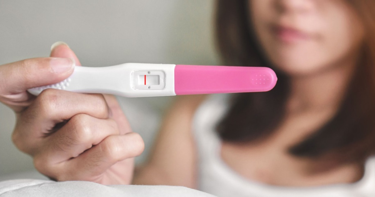 Тест на беременность 1 на ютубе. Тест на беременность Эстетика. Эндометриоз и тест на беременность. Holding pregnancy Test. Размытый тест на беременность.