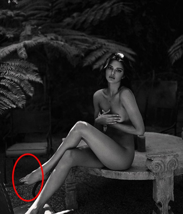 A lábával van a bibi. A netezők szerint nagyon furcsa Jenner kisasszony virgácsa. Olyan, mintha kicsit deformált lenne és tönkreteszi a szép összképet - írták a kommentekben. 