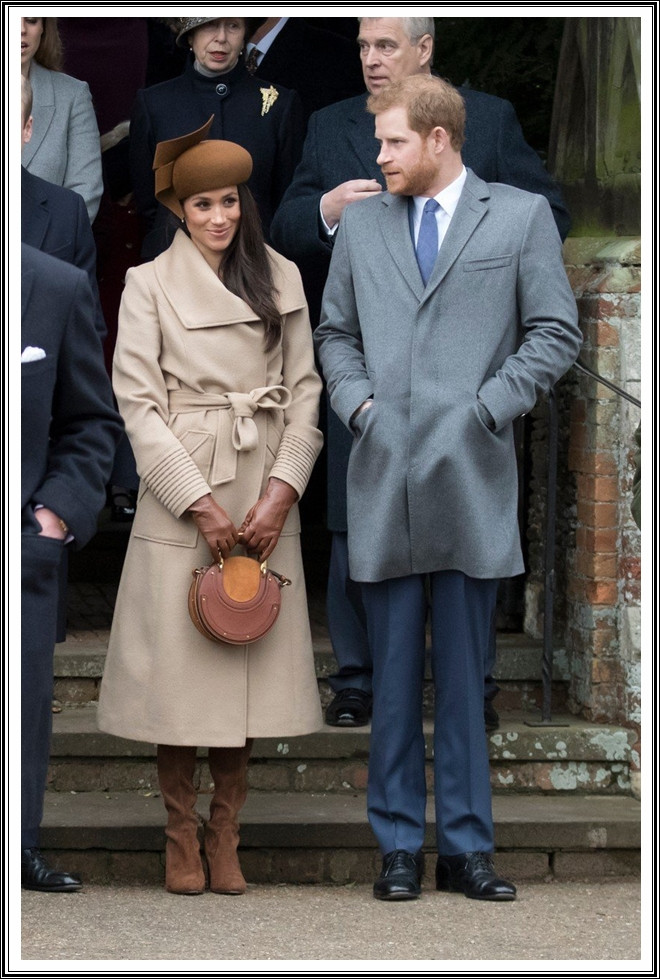 Meghan karácsonykor csatlakozott a királyi családhoz, ellátogattak Sandringhamba. A bézs kabát visszafogott és elegáns volt, de a legtöbb rajongó kiakadt Harry menyasszonyának kalapja miatt, amit mindenki egy bizonyos kis barna emojihoz hasonlított.