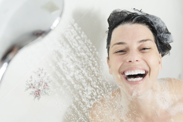 A legtöbb ember forró zuhanyt vesz reggel, ez azonban nem túl szerencsés, hiszen a meleg víz még jobban elálmosít. Álljunk át az esti fürdésre, ami segít ellazulni.