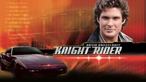 Igazi kultikus sorozat a Knight Rider! Szent ég, hány gyerek nőtt fel úgy, hogy minduntalan igyekeztek parancsokat osztogatni az órájuknak. Hála a minden ügyet megoldó Michael Knight-nak és K.I.T.T–nek. 
