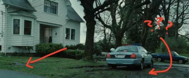 A ház előtt szemmel láthatóan ott van a parkolóhely, Bella apja valami érthetetlen módon mégis a füves pusztára parkol