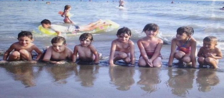 Íme az ominózus kép, amelyen a kis Verona gyerekkori barátokkal látható a tengerparti homokban. Gondtalanul élvezik a nyarat és a napsütést. Párja azonban frucsa dolgot szúrt ki a képen. Azonnal elsápadt!