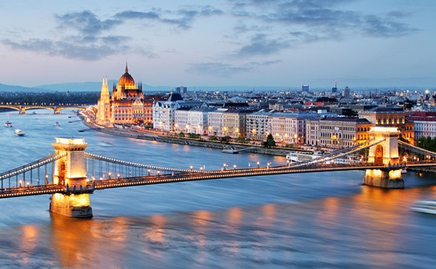 Budapest: Azt hiszem ezt nem kell magyarázni. Sokaknak eszébe sem jut, hogy turisztikai látnivalóként tekintsenek a fővárosunkra, pedig számos olyan csodát tartogat, amit még a vérbeli budapestiek sem ismernek.