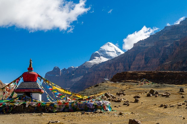 Kajlás-hegy, Tibet: A 6714 m magas hegy csúcsa meglepően szimmetrikus, piramis formájú, egész évben hó borítja, ezért számos legenda kapcsolódik hozzá. Ázsia hatalmas folyóinak forrása, amelyet milliárdok tisztelnek szentként vallástól függetlenül.