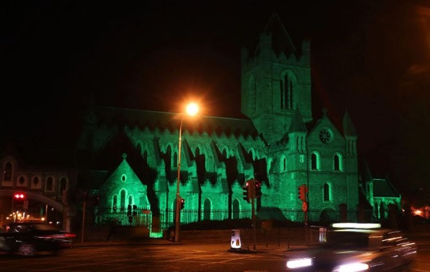 Dublin egyik fő látványossága, a Christchurch katedrális is zöldben pompázik az ünnepség alatt 