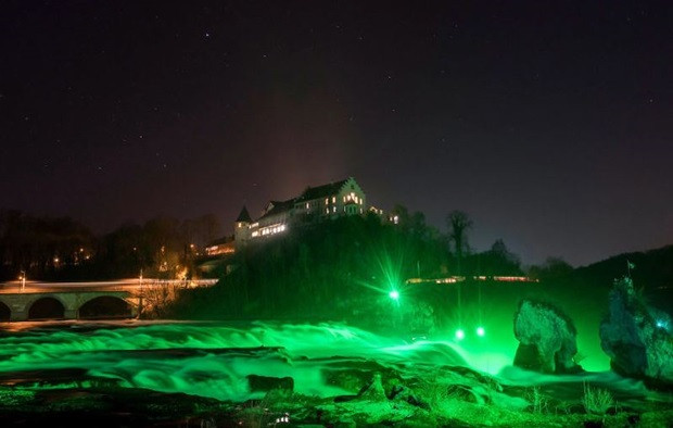 Szent Patrik napján Svájcban a Rajna vízesést zöld fény világítja meg. Az eredmény nagyon misztikus. 