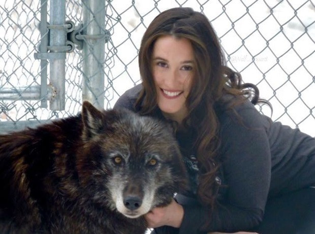 Ez a nő poszttraumás stresszben szenvedett, terápiaként kezdett farkasokkal dolgozni, végül meggyógyult. 