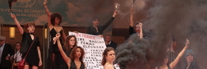 Tüntetések Cannes-ban: félmeztelen nő és feminista csoport demonstrált a vörös szőnyegen