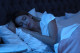 A sötétség úrnője

Ha nem sötétítesz be kellőképpen a hálóban, akkor nem termelődik elég, a mély alváshoz szükséges melatonin – és hogy miért lényeges ez? Az Oxford Egyetemen végzett 2014-es kutatás szerint azoknak a nőknek, akik sötétben szunyókáltak, 21%-kal kevesebb esélyük volt elhízni, mint azoknak, akik fényt engedtek a szobába.