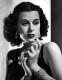 Hedy Lamarr hollywood-i színésznő komoly ismeretekre tett szert a háború témaköréből első házassága alatt. Ennek köszönhető, hogy társával kifejlesztettek egy olyan eszközt, ami hatékonyabb torpedó rádió-távvezérlésre szolgált. Az ikon tehát egyszerre volt a világ egyik legszebbnek tartott nője, és mellette az egyik legszexibb feltaláló.