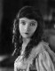 Lillian Gish

Rekord hosszú, 75 éves pályafutása alatt film-, színpadi és televíziós szerepekben egyaránt láthattuk az 1920-as és 30-as évek prominens filmsztárját. Úttörőnek számított, mert a színészet mellett rendezett és írt is. Az amerikai mozi First Lady-jének nevezik. A munkában teljesedett ki, sosem ment férjhez és gyermeke sem született.