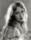 Dolores Costello

A gyönyörű, szőke színésznő a színpad iránti érdeklődést otthonról hozta. Színészcsalád gyermekeként született, és leszármazottjai is ezt a pályát választották - ő volt a hollywoodi színésznő, Drew Berrymore nagymamája. Éveken át a gyöngéd, bájos női alakok megtestesítője volt a némafilmeken. 1925-ben John Barrymore partnere volt A tengeri vadállat című filmben, akivel egymásba szerettek és két közös gyermekük született. A harmincas években visszavonult, onnantól főleg a családjának élt. 1970-ben a házát elöntötte egy áradás, óriási károk keletkeztek. Kilenc évvel később, 75 éves korában hunyt el. 