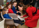 A Daily Mail azt írja, az ünnepségen részt vevő gyerekek mind nagyon örültek, hogy találkozhattak a hercegi párral, kivéve egy Anabel nevű kislányt, akinek Katalin csalódást okozott.