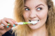 "Minden étkezés után fogat kell mosni" - Ezt szajkózzák gyerekkorunk óta, de a legfrissebb kutatások szerint pont annyira hasznos, mint amennyire káros ez a művelet. Inkább fél órával az étkezés után végezzük el, hogy ne roncsoljuk a fogzománcot.