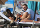 David Guetta és barátnője Miami tengerpartján. A Dj új frizurával sokkolta a rajongóit. 