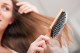 Vékonyszálú haj: Az alábbi típus fő problémája, hogy a hajtőnek legtöbbször nincs tartása, ezért látszólag szorosan a fejbőrre lapul, ettől pedig kevesebbnek látszik a frizura. Sokan panaszkodnak arról, hogy a hajuk lelapul, gyenge, hiányzik belőle a tartás. A dúsabb hatás elérése érdekében a sűrű kefe tud megfelelően segíteni. A legjobb, ha úgy szárítod a hajad, hogy megemeled a tövét, ezzel sokkal nagyobb volument tudsz elérni. Máris olyan, mint amire vágytál! 