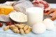 Atkins-diéta

Az Atkins-diéta a világ egyik leghíresebb alacsony szénhidrát tartalmú fogyókúrás étrendje, amelyet Robert Atkins kardiológus dolgozott ki az 1970-es évek elején. A módszer éhség nélküli gyors fogyást ígér, és négy szakaszból áll. Az első a kezdeti fázis, amely napi 20 grammra korlátozza a szénhidrátbevitelt, miközben korlátlan mennyiségű fehérjét és zsírt fogyaszthatunk. A második szakaszban lép életbe a folyamatos súlyvesztés, ám ebben a fázisban napi 5 grammal emelkedik a bevitt szénhidrát, amit hetente ismét 5 grammal növelhetünk addig, amíg már nem akarunk tovább fogyni. A harmadik szakasz az előkészítő súlymegtartás, a negyedik pedig a végső súlymegtartás. A diéta lényege tehát összefoglalva a magas fehérje- és zsírtartalombevitel, valamint a szénhidrátok fokozatosan történő visszaépítése az étrendbe.