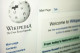 2000 márciusában Jimmy Wales pénzügyi kereskedő megalkotta a Nupedia nevű ingyenes online enciklopédiát, ami a Wikipedia előfutára volt. Egy évvel később ez az oldal csupán 13 cikket kínált, így 2001 januárjában a Nupedia fellendítésére Wales és Sanger elindította a Wikipediát, ahol mindenki szerkeszthette az online "tudástárat" bizonyos ellenőrzések mellett.