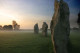Avebury, Anglia: Wiltshire megye őrzi Európa egyik legnagyobb és legszebb történelem előtti emlékművét, egy ősi, nagyjából 5000 éves, koncentrikus körökből álló kőszentélyt. A helynek úgy tudni, különleges aurája van, ezért sokan zarándokolnak ide.