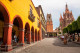2. San Miguel de Allende, Mexikó

San Miguel de Allende egy város Mexikó Guanajuato államának keleti részén. Műemlékekben gazdag óvárosát a közeli atotonilcói Názáreti Jézus-szentéllyel együtt az UNESCO 2008-ban a Világörökség részévé nyilvánította, és megtalálható a kiemelkedő turisztikai értékű településeket magába foglaló Pueblo Mágicók listáján is.