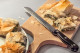 Kenyérszelő kés

Ez a késtípus általában recés, ami szépen elviszi a kenyérhéját is, de használható még süteményekhez, tortákhoz, kalácshoz is. Általánosságban 20-25 centiméter hosszúságú, recés, fogazott pengével rendelkezik.