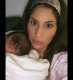 Amikor a kislány egy hónapos volt, édesanyja sejtelmes fotót tett közzé, amin jól látszott, hogy Bella igazi hajas baba!