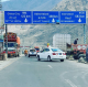 Egészen hihetetlen, de a Karakoram magashegyi út 4300 méteres magasságban fekszik, és a pakisztáni fővárost, Iszlamabadot köti össze a kínai Kashgarral. 

 

4700 méteren haladó magashegyi út ugyanis két rekordot tart: itt található a világ legmagasabban fekvő határátkelőhelye, és a Föld legmagasabban jegyzett, aszfaltozott nemzetközi útja.