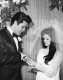 Elvis rövid élete alatt csak egyszer házasodott meg: 1967-ben vezette oltár elé gyönyörű feleségét, Priscillát, aki öt évvel később egy tündéri kislánynak, Lisa Marie-nek adott életet. Azonban csak néhány év jutott ki a családi boldogságból, 1973-ban elváltak Priscillával, négy évvel később pedig a Király mindössze 42 éves korában váratlanul elhunyt. Elvis Presley ma lenne 86 éves.