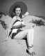 Az 50-es években a fürdőruhák stílusban nem sokat változtak, kiegészítőként a nagy karimájú kalapok törtek be a divatba, illetve a virágdíszekkel előszeretettel díszítették a nők a hajukat. 