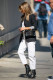 Jennifer Aniston fekete blézerrel és egy fekete magassarkú csizmával egészítette ki a laza, bő fazonú fehér nadrágját.