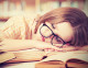 3: ha egy 15-30 perc alatt sem tudsz elaludni, akkor az előző tippel ellentétben: hagyd el a szobát és végezz valamilyen álmosító tevékenységet. Ilyenkor jól jöhet például egy kevésbé izgalmas könyv, amire ha erősen próbálsz koncentrálni az agyad hamarabb elfárad és könnyebben elalszol. 