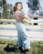 Ahogy említettük, az 50-es években terjedt el igazán a farmer, mint rendszeresen viselt ruhadarab. A filmeknek köszönhetően gyorsan szárnyalt, ezen a képen például a színésznő Jane Russell visel egy akkoriban debütáló változatot, amely még egy nagyon bőszárú fazon volt.