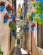 A cordobai Calleja de las Flores utcánál szebbet nemigen látni nemhogy Európában, de talán az egész világon. Szűk kis utcácskája, tele színes virágokkal, amely fölül, az orrunk előtt kikandikál egy napsárga templomtorony.