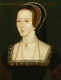 Boleyn Anna, az ördög gyermekét hordozó asszony

Boleyn Annát VIII. Henrik angol király második feleségeként ismerhetjük, ám életének legszörnyűbb időszakával vált igazán ismertté. A házas király nagyon sok ideig udvarolt a nemesi családból származó lánynak, akinek végül be kellett adnia a derekát. Hatalmas udvari botrányok után végül elvált, elvette feleségül, és nem sokkal később meg is született közös gyermekük, Erzsébet. A király azonban nem volt elégedett kislányuk születésével, és mindenképpen szeretett volna egy fiú utódot. A királyné sajnos háromszor is elvetélt a későbbiekben, így férje másnak kezdett udvarolni, tőle pedig meg akart szabadulni. Mindezek következtében Annát felségárulás, hűtlenség és vérfertőzés vádjával börtönbe zárták, sőt, boszorkánysággal is megvádolták: a gyanúsítások szerint mágiával vette rá a királyt a házasságra, valamint azt állították, hogy egyik elvesztett magzatának deformált alakja annak volt köszönhető, hogy az ördög gyermekét hordozta szíve alatt. Végül, de nem utolsó sorban, az a beszéd járta, hogy egyik felső foga kiállt, jobb kezén pedig 6 ujj volt, amiket egyértelműen démoni jeleknek véltek. Boleyn Annát végül 1536-ban lefejezték.