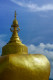A rejtélyt a buddhisták azzal magyarázzák, hogy az Arany-sziklát a szikla tetejére épült Kaiktiyo-pagodában őrzött Buddha-hajszál tartja egyensúlyban.